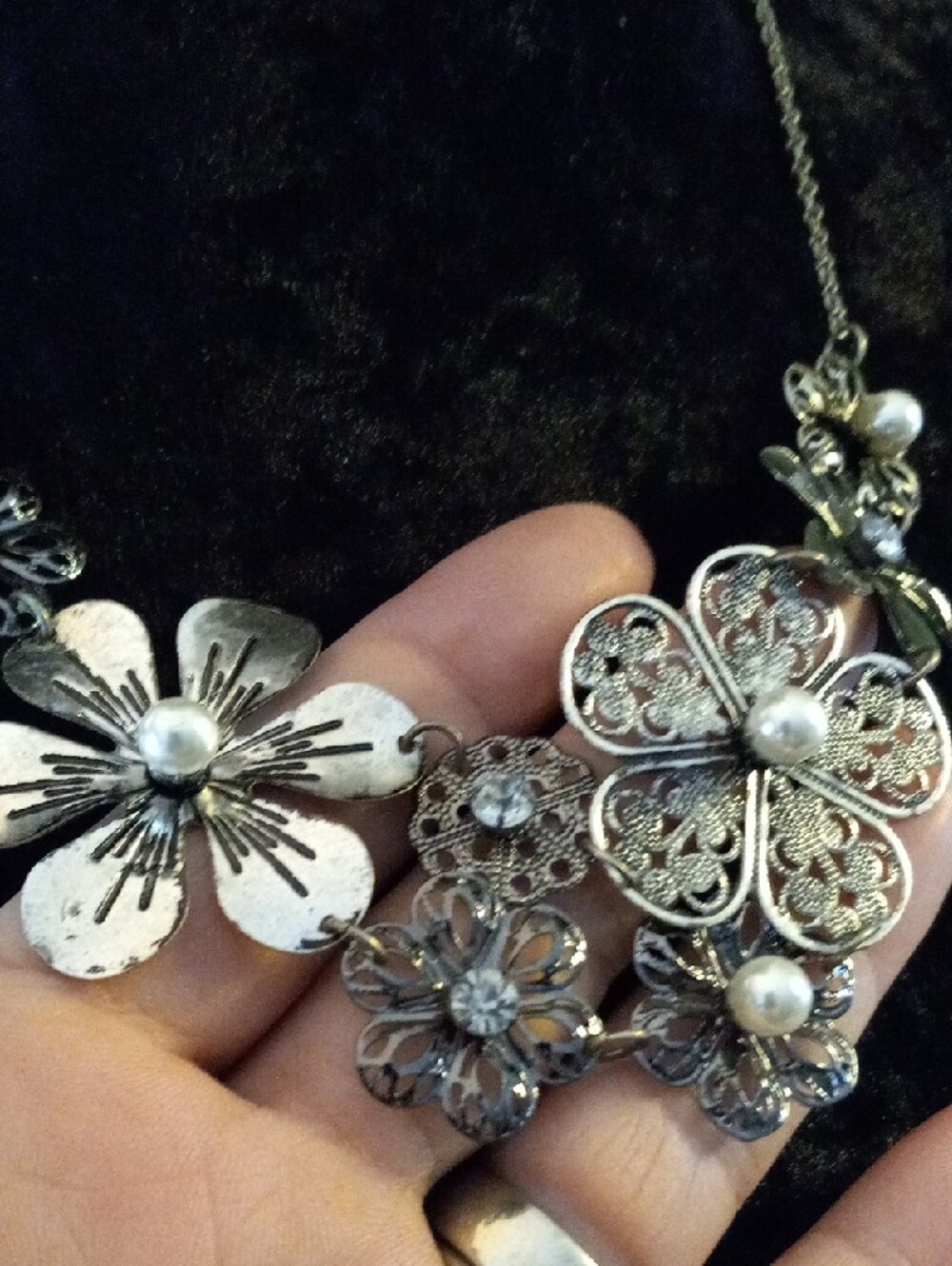 Vintage Silver Floral & Pearl Centers Necklace with White Pearl Studs - Picture 2 of 9